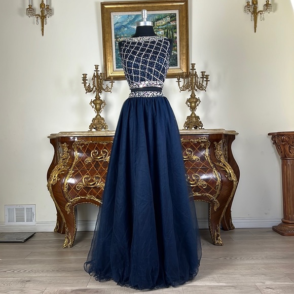 HS6644 Two-piece rhinestone-embroidered robe with understated luxury embroidery design